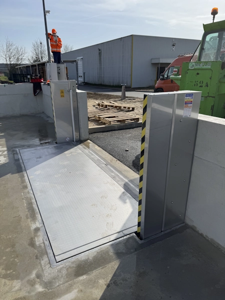 Maintenance d'une barrière anti-inondation Pollu-Gate
