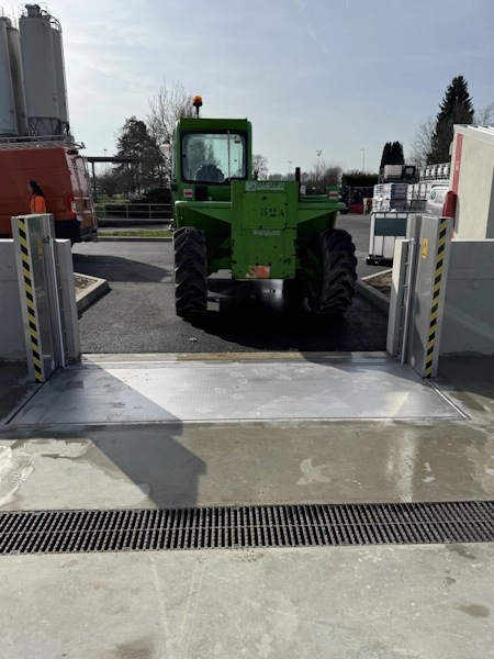 Passage de véhicule sur barrière anti-inondation Pollu-Gate