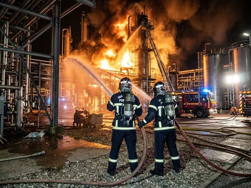Extinction d'un incendie dans une raffinerie.